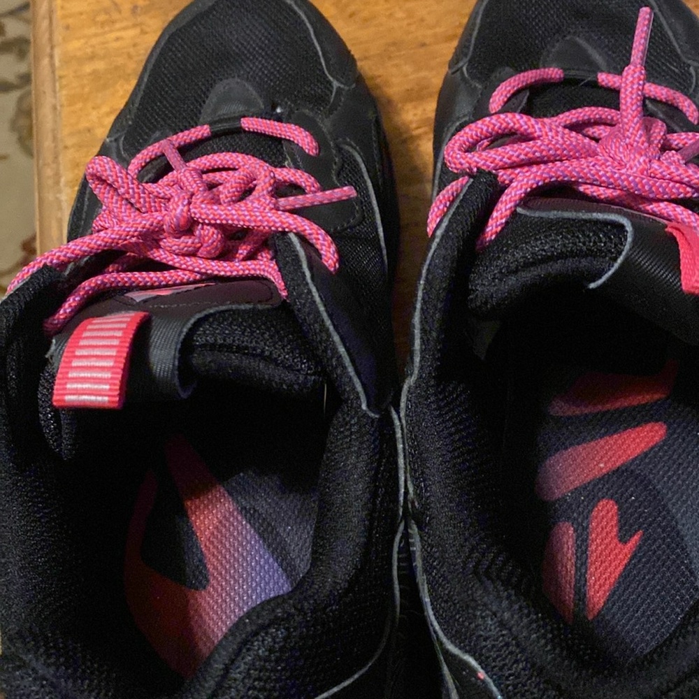 Fila Sneakers in great shape Gently Used Condition - Picture 4 of 7